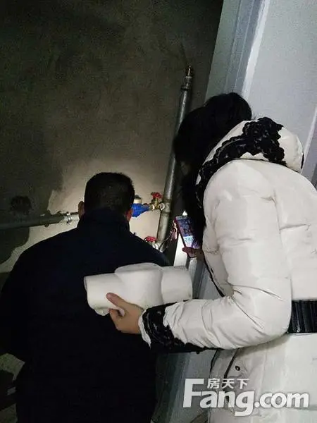 【兴合物业看不见的服务 】迎风扫冰除雪，愿您出行平安