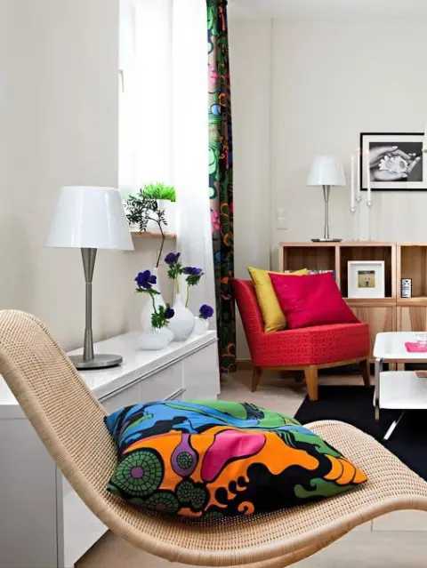 05-Bold-printed-textiles-and-upholstery-make-the-room-look-vivacious-and-inviting.png