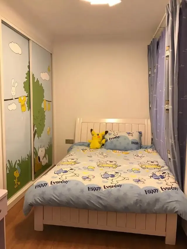 这边是女儿的房间，特别温馨啊。这边是儿子的房间，布置了上下床。墙上