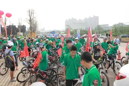 东宸智地集团董事长莫雅竹女士为醒狮点睛 骑行队伍准备出发