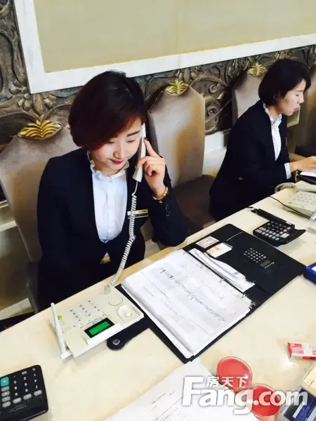 赶紧翻开笔记本,接着前一天的茬继续电话call客