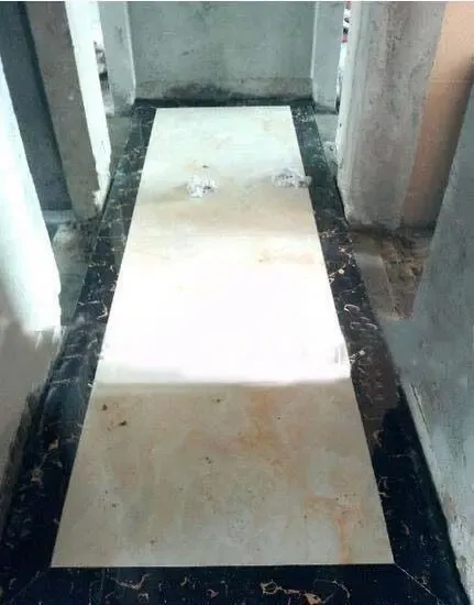 客厅地砖铺设时老师傅坚持要走波导线成本上去了我还感谢他