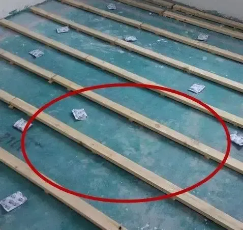 工人铺地板还帮我打龙骨当时差点破口大骂问完才知我错了