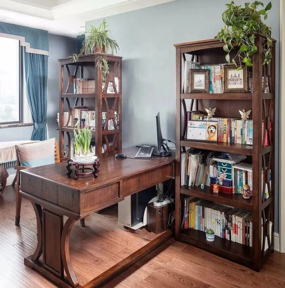 在窗边设计了个开放式书房,采光视野很好,古色古香的书柜和书桌,在