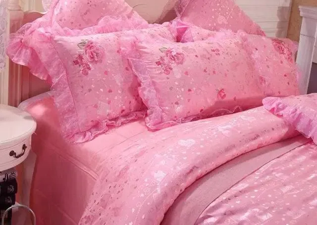 既然是夫妻间的卧室,就不适合选择使用粉色的床单,长期睡在粉红色床单