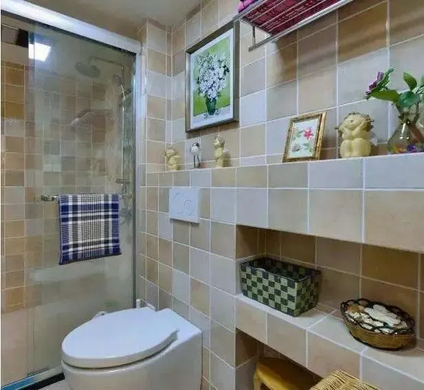 墙排式马桶水箱入墙,上方的空间别浪费了,请师傅专门砌个壁龛也是很