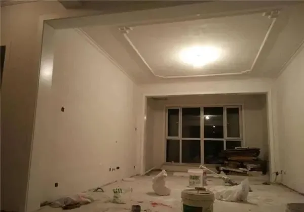 层高不够吊顶太压抑了,许多人家里这样做,简单耐看还很省钱
