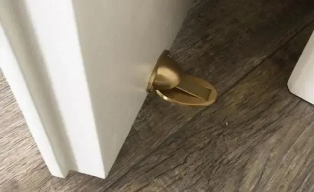 原来门吸这样安装才好,难怪自己家的门吸没有磁性了呢