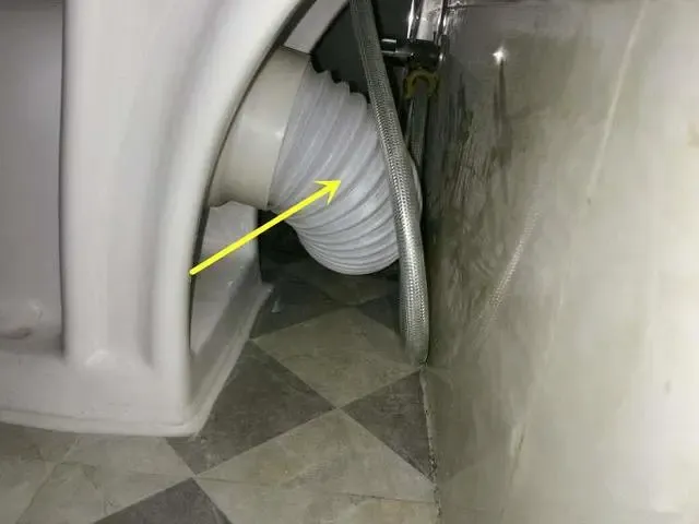 马桶排污管外露还用塑料管,该咋办?专业人士:2种方式立马解决