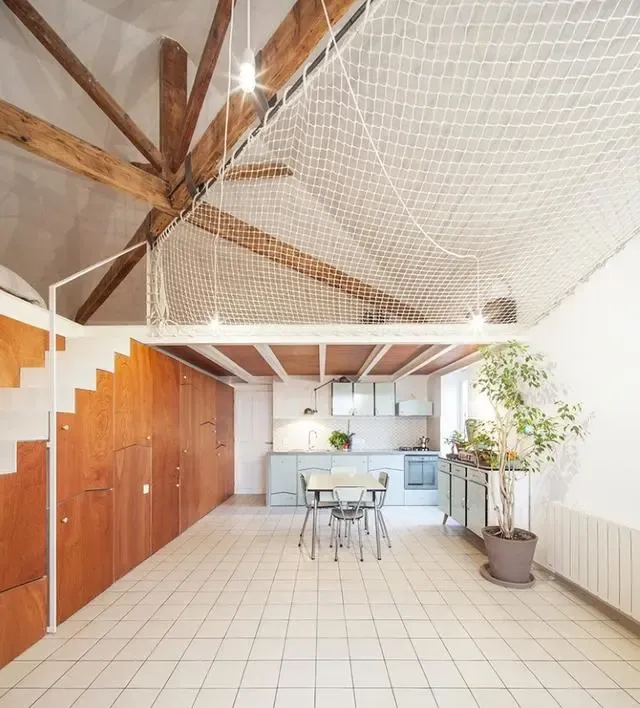 麻绳做吊顶,儿童房和卫生间藏楼梯里,瞬间把59㎡顶楼房变2室