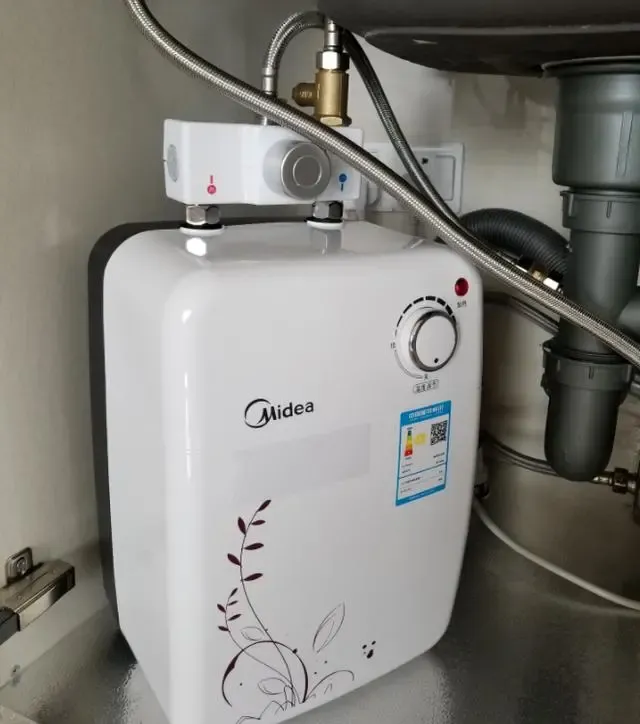 水槽底下预留插座安装小厨宝很方便▲玄关柜插座可以给手机充电